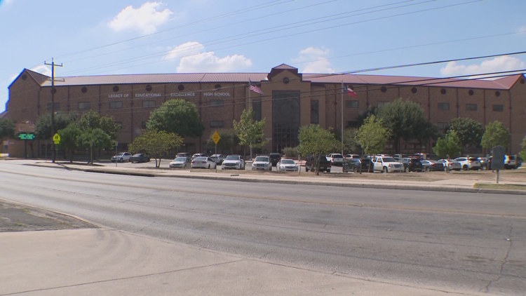 Fox falls through ceiling during LEE High School lunch period, NEISD officials say — KENS 5 (San Antonio), College Station Schools news